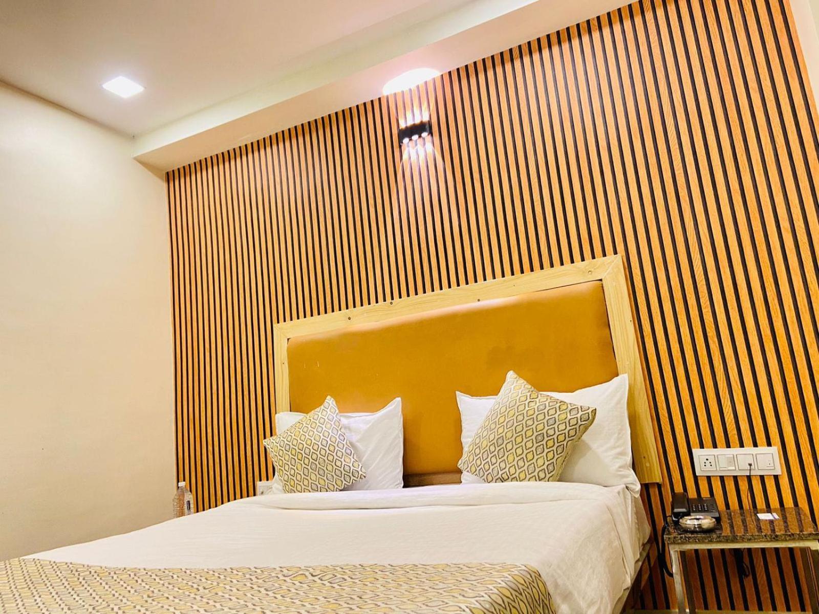 Hotel Alexa - Satellite Prahladnagar, Ahmedabad Exterior foto